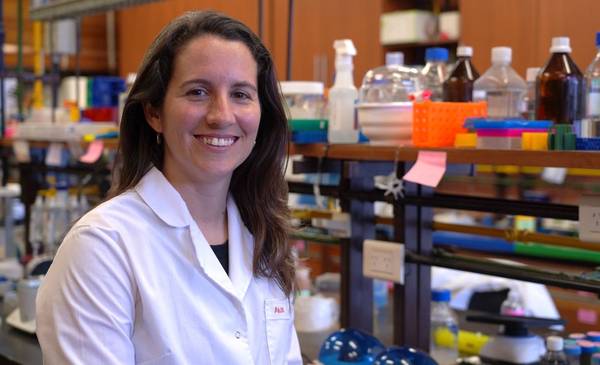 Importante distinción a una científica que diseña kits de diagnóstico rápido