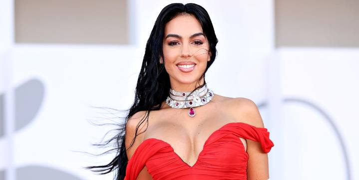 Georgina Rodríguez presume de curvas con el vestido blanco de canalé más favorecedor de su armario