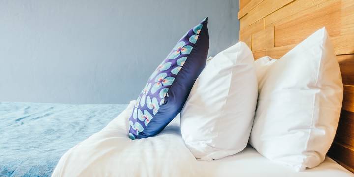 Cómo quitar las manchas amarillas de las almohadas con esta mezcla casera