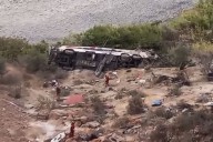 Tragedia en carretera de Perú: bus cae a un abismo y deja 37 muertos
