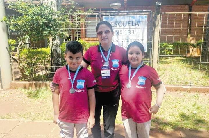 Fiorella y Luis, agasajados en su vuelta de la Feria Nacional de Ciencias