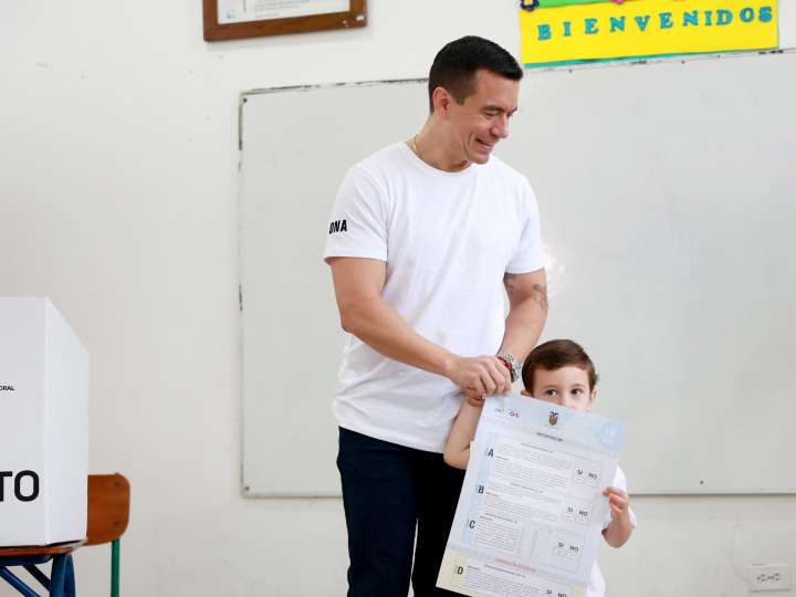 Referéndum en Ecuador: los resultados oficiales dan una derrota del gobierno de Noboa en las cuatro preguntas