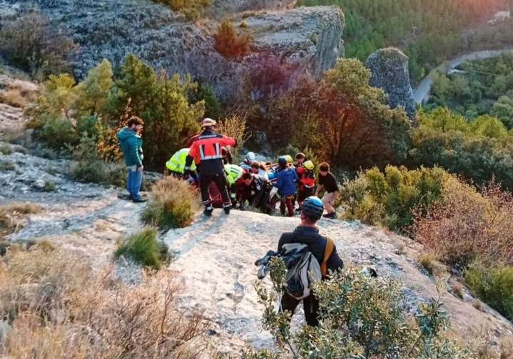 Rescatan a una escaladora en Cuenca al caerse de cinco metros