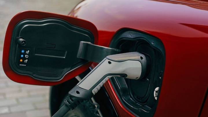 El combustible a US$ 7 impulsa un boom de autos eléctricos en Uruguay