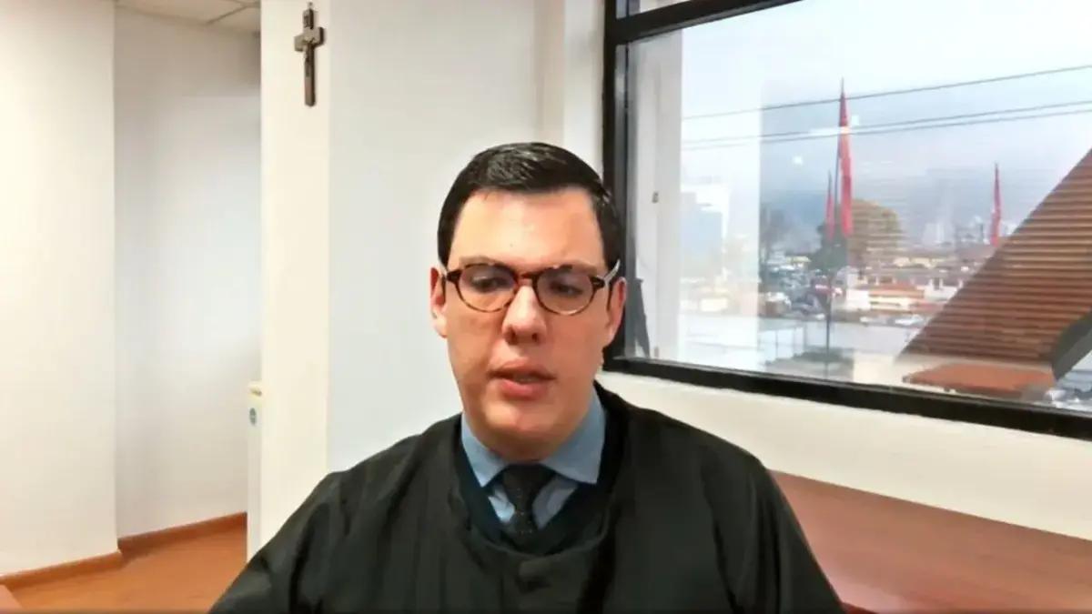 José Alejandro Hofmann: el juez que aprendió a caminar a los 14 años y hoy asume procesos como el de Miguel Uribe y Juan Esteban Moreno