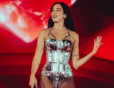 Homenajeó a Mon Laferte y emocionó con su cercanía: Así fue la primera noche de Dua Lipa en Chile