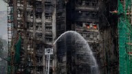 Tragedia en Hong Kong: aumentan a 55 los muertos y 279 desaparecidos en el peor incendio en 30 años