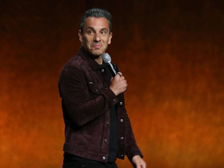 El comediante Sebastián Maniscalco rompió el silencio sobre su imitación en "Saturday Night Live" y habló de su nuevo show