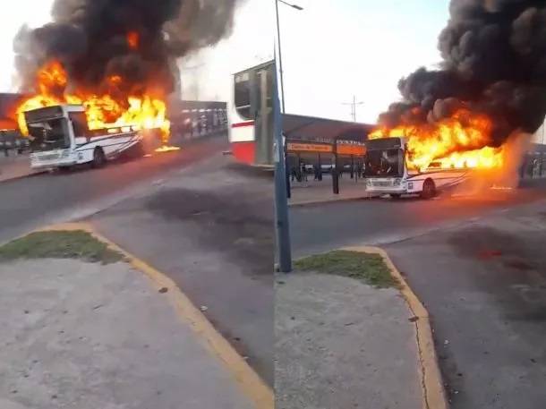 Voraz incendio destruyó un colectivo en González Catán