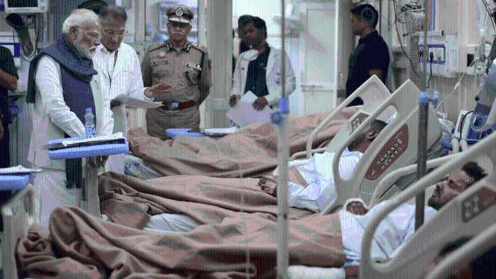 Modi visits LNJP hospital to meet those injured in Red Fort blast
