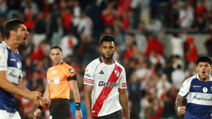 Miguel Borja la pasa mal en River Plate tras fallar penalti; dejó mensaje y no pierde la fe