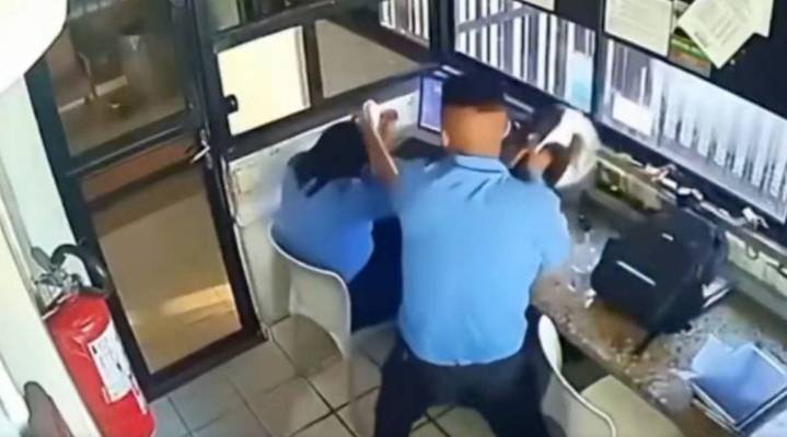 Se arma la bronca en cabina: guardia pierde la cabeza y g0lp3a a su compañera