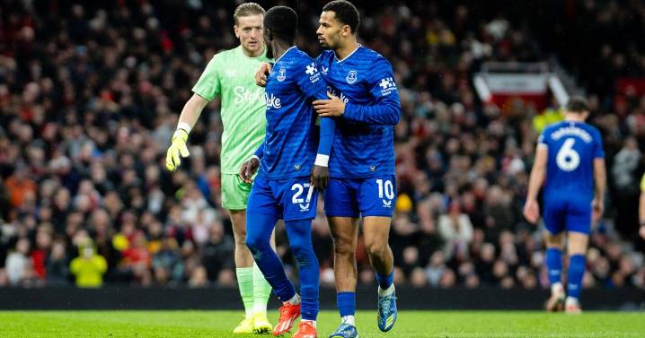 Everton handed new verdict on bizarre red card vs Man Utd after teammates come to blows