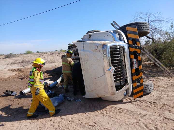 Detienen a trailero por homicidio culposo tras volcadura; muere su acompañante
