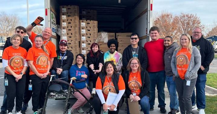 Turkey Drive aids 150 families with help from Richland students, volunteers