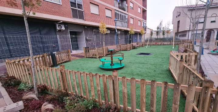 Mejoras en los juegos infantiles del barrio Vidal