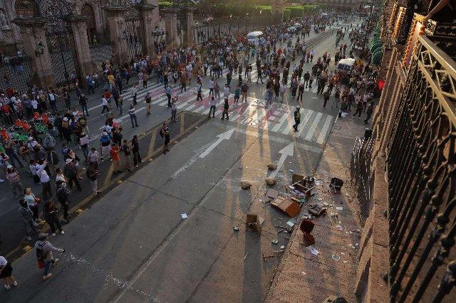 Irrupción en Palacio de Gobierno tras asesinato de Carlos Manzo desata tensión en Michoacán