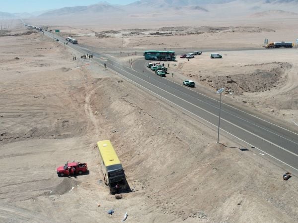 SIAT de carabineros investiga accidente carretero entre dos buses