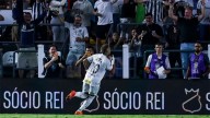 Neymar jugó lesionado, metió un gol y dio una asistencia para que Santos sueñe con la permanencia