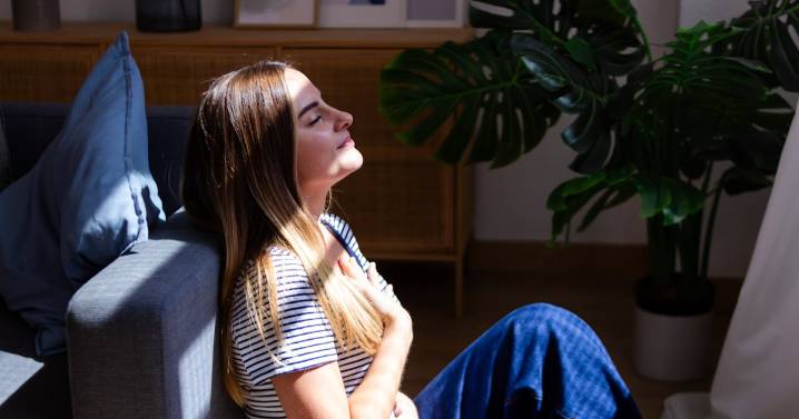 The Viral “5-Finger Breathing” Technique Will Calm You Instantly