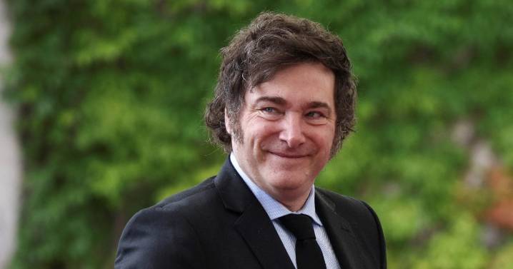 El riesgo país de Argentina sigue cayendo y analistas creen que perforará una importante barrera