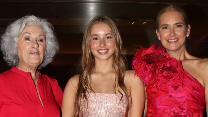 Valeria Mazza posó con su mamá Mónica y su hija Taína en una gala solidaria: tres generaciones de estilo