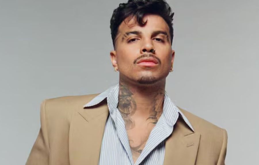 Rauw Alejandro sufre caída durante concierto en CDMX