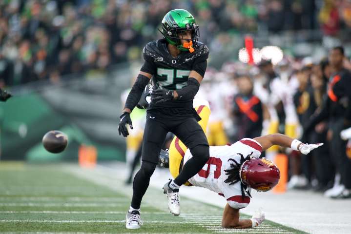 Oregon moves up in AP poll after beating USC