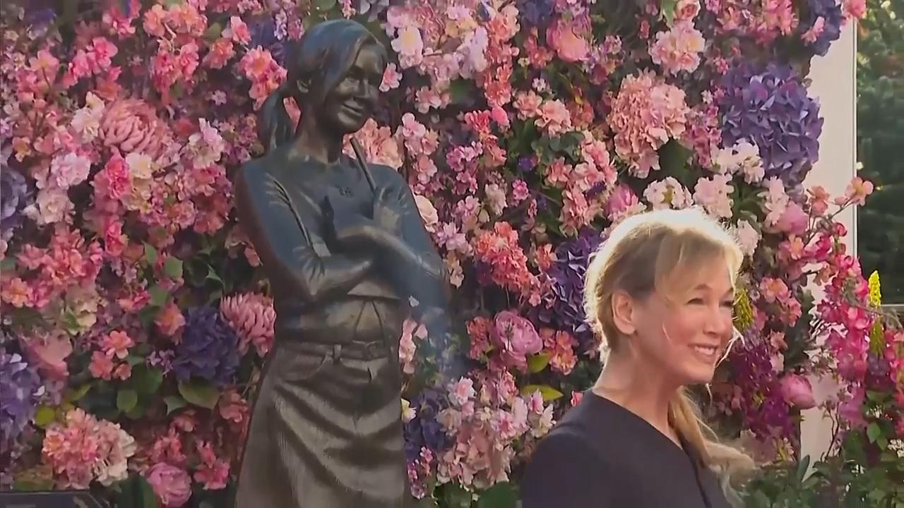 Renée Zellweger meets Bridget Jones statue