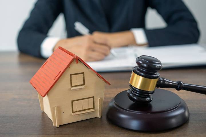 Tercería de un dominio y posesión en Chile: diferencias clave y cuándo utilizar cada acción para evitar un embargo