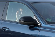 Juan Carlos I evidencia su soledad en la llegada al almuerzo privado organizado por Felipe VI para conmemorar la monarquía