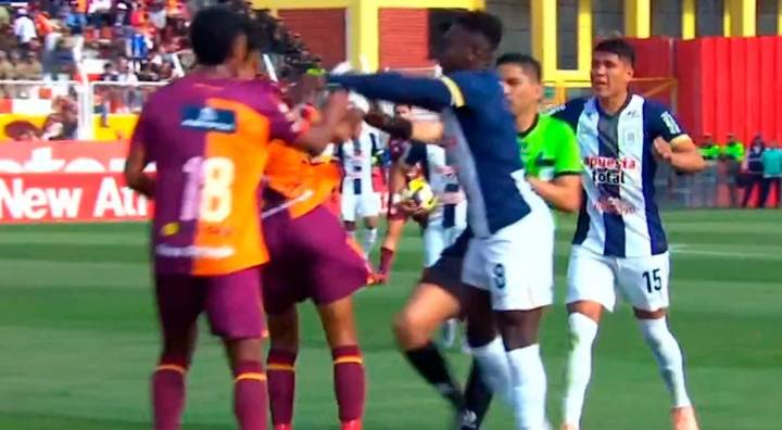 Fuerte falta de Castillo a Manzaneda provocó conato de bronca en el Alianza Lima vs Chankas