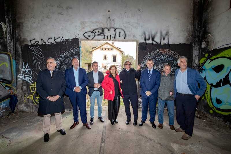 Buruaga pone la primera piedra de la senda verde de la Engaña que estará concluida el próximo verano