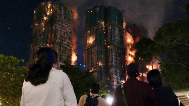 "No podemos descartar posibilidad de más fallecidos": Aumentan a 146 las personas muertas en gigantesco incendio en Hong Kong