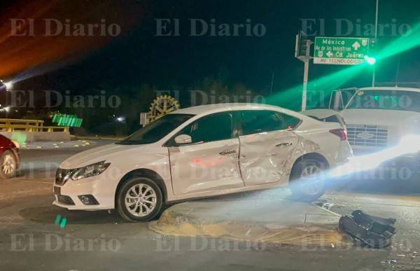 Confunde el semáforo y provoca aparatoso choque