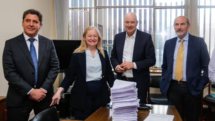 Sturzenegger defendió en Mendoza la desregulación del vino y aseguró que "el 98% está de acuerdo"