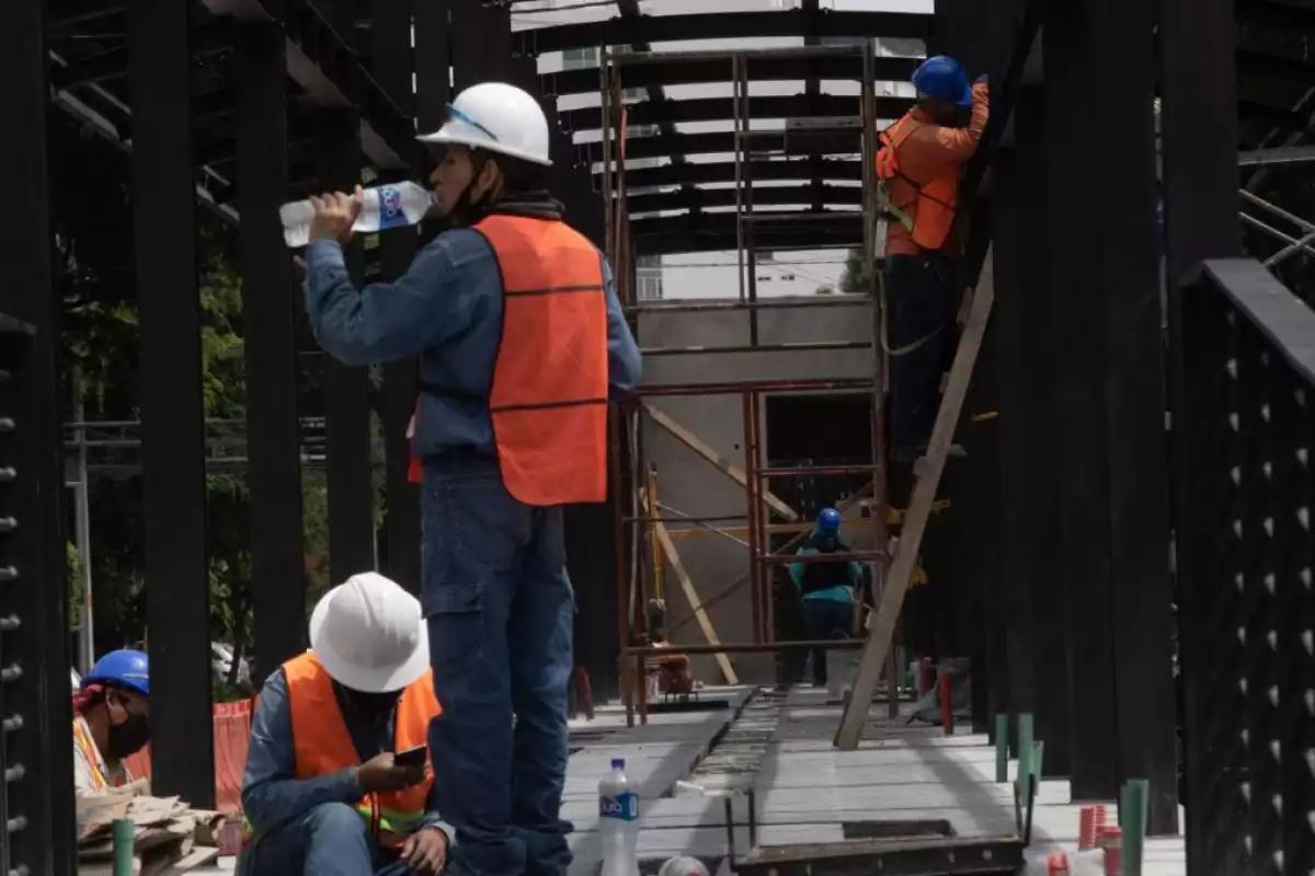 Sheinbaum respalda reducción a 40 horas laborales y busca consenso con empresarios y trabajadores