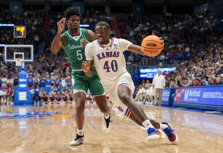 Deadspin | No. 25 Kansas shuts down Texas A&M-Corpus Christi