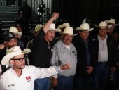 Campesinos y transportistas levantan bloqueos tras llegar a un acuerdo con Segob