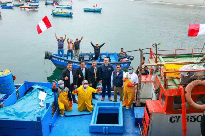 Presidente José Jerí entrega Protocolo de Habilitación Sanitaria al Desembarcadero Pesquero Artesanal de Chancay