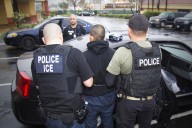 Inmigrantes adolescentes son detenidos en una redada mientras compraban comida 