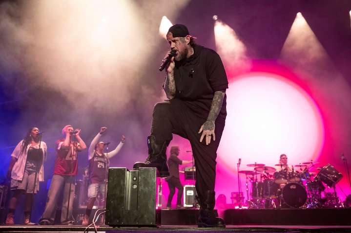 Country music star shares struggles during tour