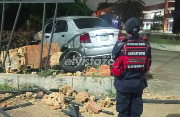 Lesionado copiloto de Aveo que se estrelló contra el portón del CC Plaza Medina en la Av. Peñalver