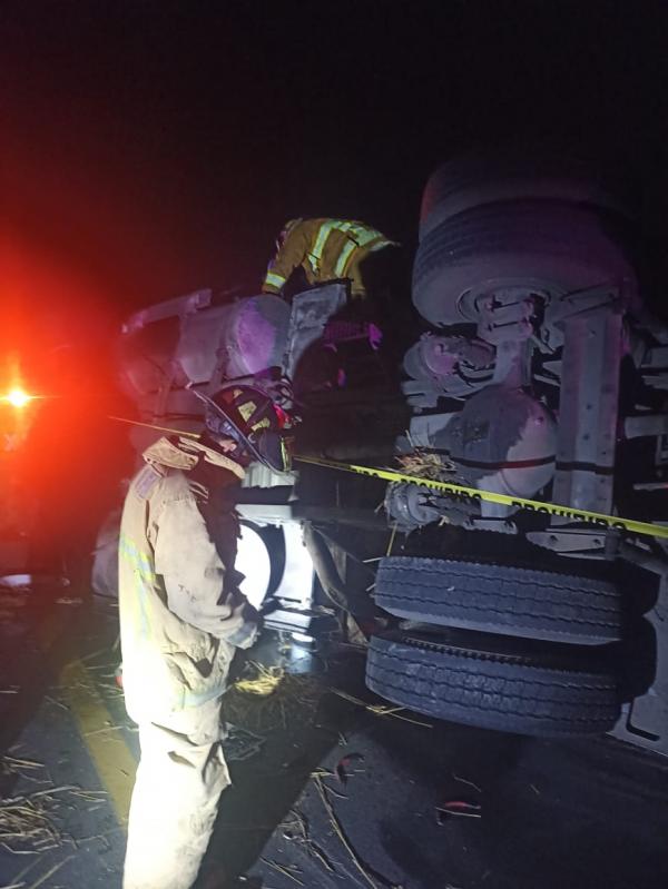 Bomberos de Nayarit acuden a volcadura de tráiler en Ahuacatlán