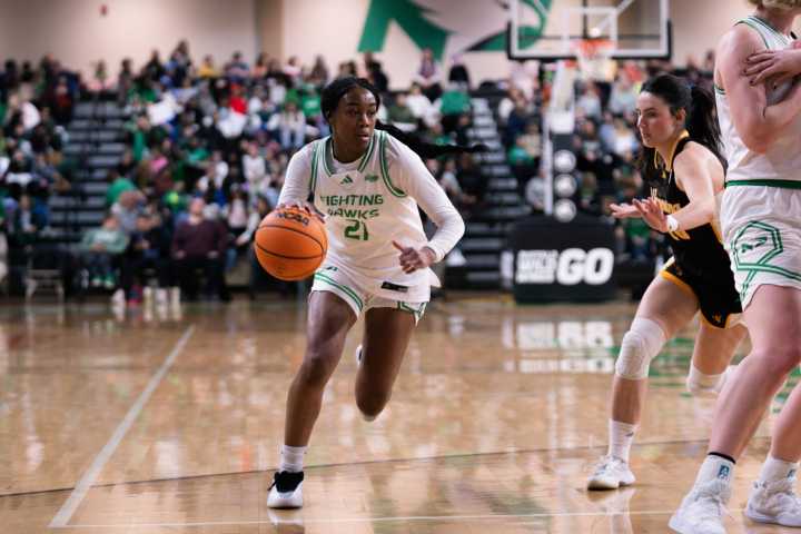 Dennis Hutter claims 1st win as head coach, UND women take down Wyoming 65