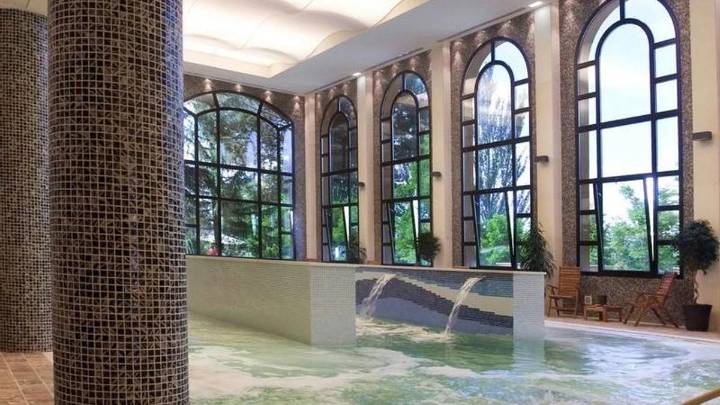 El balneario más deseado de Aragón en otoño tiene una cueva termal y lagos naturales al aire libre