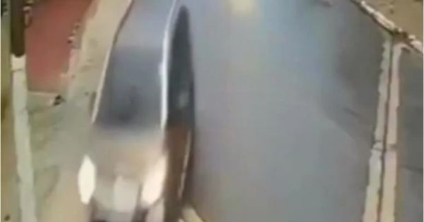 Se descompuso al volante y cayó con su auto por una escalera: sobrevivió de milagro