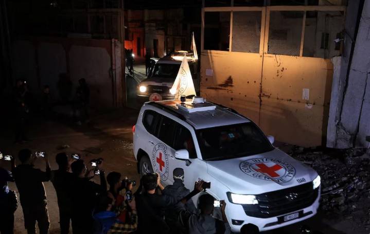 Ejército israelí recibe los cuerpos de tres presuntos rehenes entregados por Hamás en Gaza