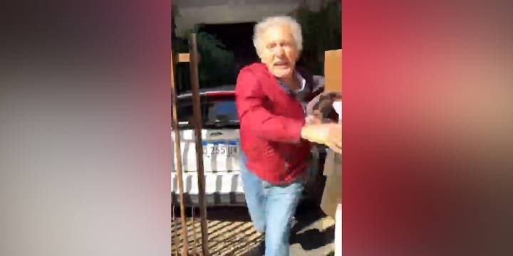 Un jubilado le pegó una trompada a una joven luego de acusarla de haber estacionado mal el auto