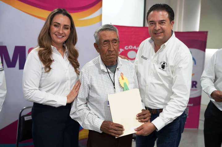 52 adultos mayores concluyen estudios primarios y secundarios en Saltillo